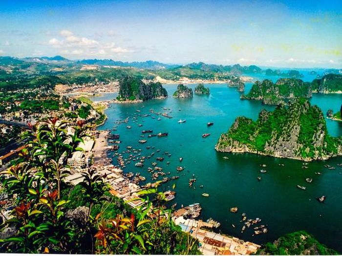 Việt Nam là một trong những quốc gia may mắn sở hữu ba kỳ quan thiên nhiên với sức hút đặc biệt. Đó là vịnh Hạ Long, khu rừng mưa nhiệt đới và những rặng san hô đẹp nhất đại dương. Hãy xem hình ảnh này và đắm mình trong những cảnh tuyệt đẹp đó nhé!