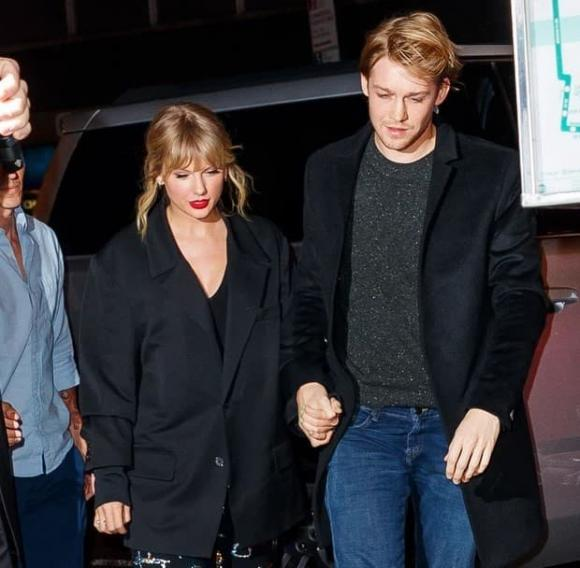 Taylor Swift và bạn trai Joe Alwyn bí mật đính hôn sau 6 năm hẹn hò, chuyện gì đây? - Hình 1