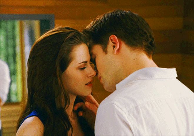 Hot lại nụ hôn giúp cặp đôi Twilight được nhận: Robert Pattinson cuồng nhiệt đến... ngã khỏi giường, suýt mất vai vì một vấn đề ngoại hình! - Hình 2