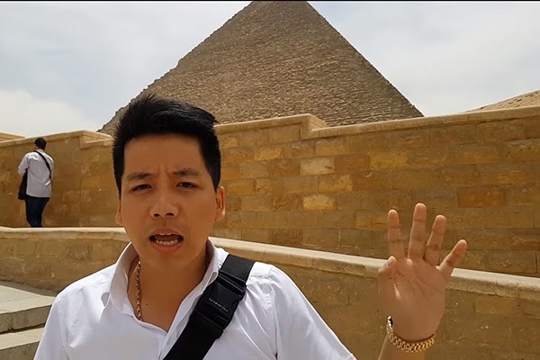 Khoa Pug khiến chị em đỏ mặt vì mặc đồ ngủ review khách sạn, netizen mỉa mai: Hóng clip mặc đồ bơi - Hình 5