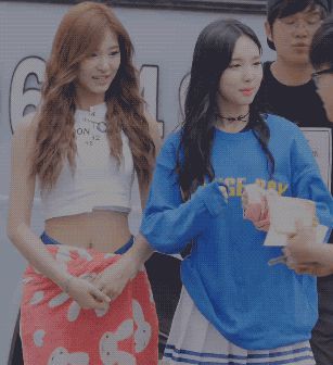 Tzuyu (TWICE) phản ứng cực yêu khi Nayeon bị phũ, Jin và Jungkook (BTS) cũng bị netizen réo gọi - Hình 1