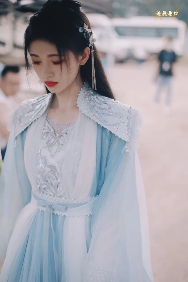 Cúc Tịnh Y cuối cùng cũng chịu bỏ hết sương sa hạt lựu, visual thế nào mà netizen khen nức nở? - Hình 1