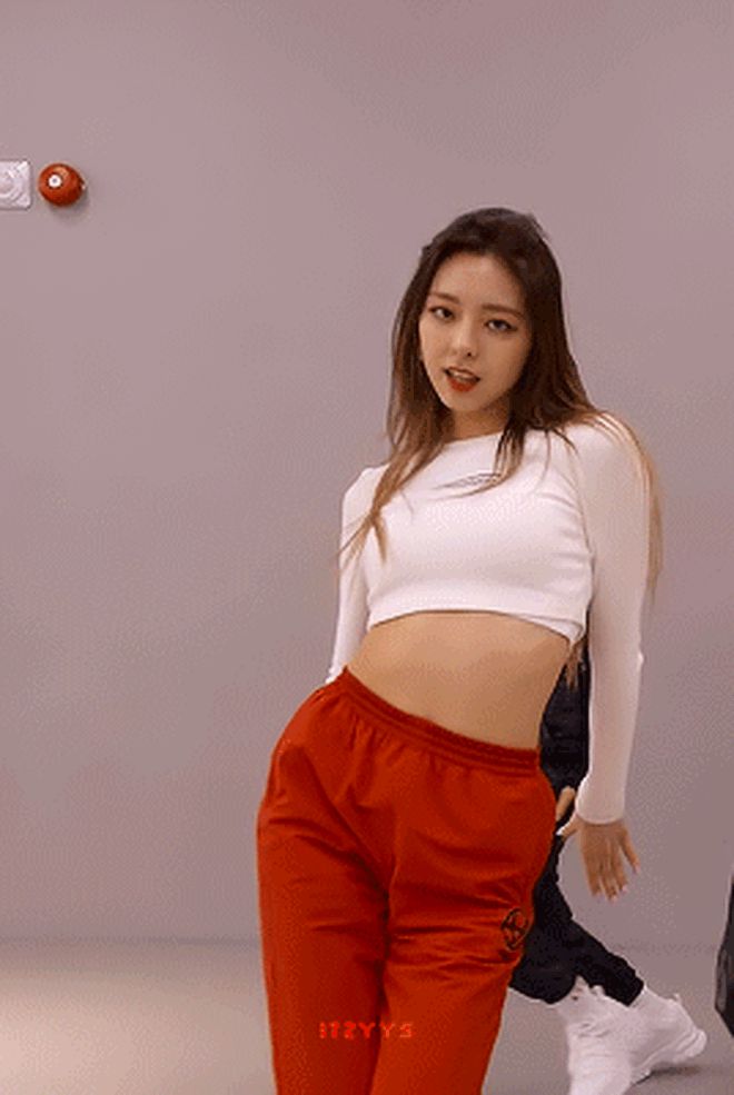 Jennie giờ đã có đối thủ xứng tầm đọ vai móc áo 90 độ: Hóa ra là thánh body eo nhỏ nhất Kpop, chấp hết ảnh không PTS - Hình 12