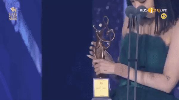 Nữ idol hot nhất Seoul Music Awards 2022: Để bài phát biểu nhận giải trong... vùng nhạy cảm, còn lôi ra trước bàn dân thiên hạ - Hình 1