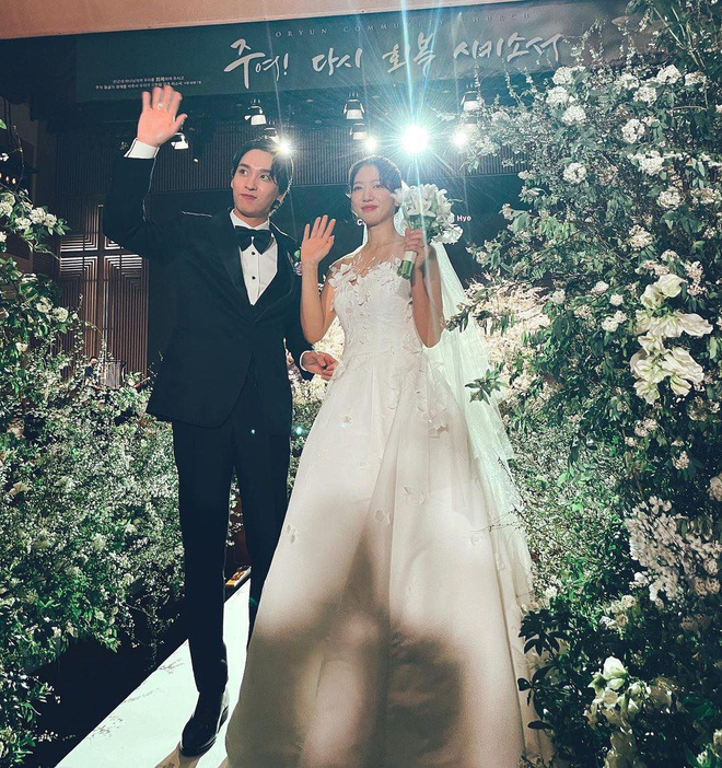 Park Shin Hye bị mỉa cưới chạy bầu còn phô trương, 6 chi tiết đắt giá nhất Kbiz khiến anti câm nín - Hình 20