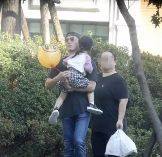 Hoắc Kiến Hoa tình nguyện ở nhà chăm con gái dù bị mỉa mai ăn bám vợ, nguyên nhân là gì? - Hình 1