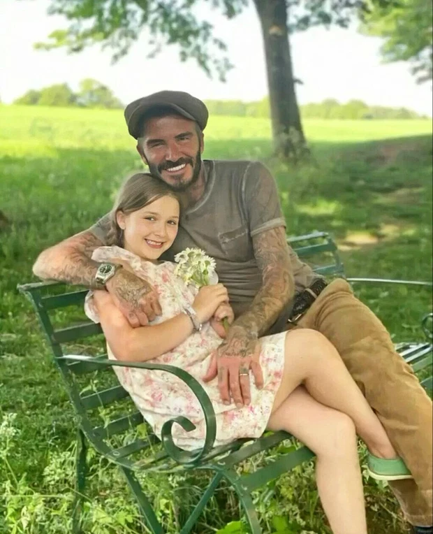 David Beckham đăng đàn dằn mặt khi Harper có crush, gương mặt hậm hực khiến netizen cười bò - Hình 2