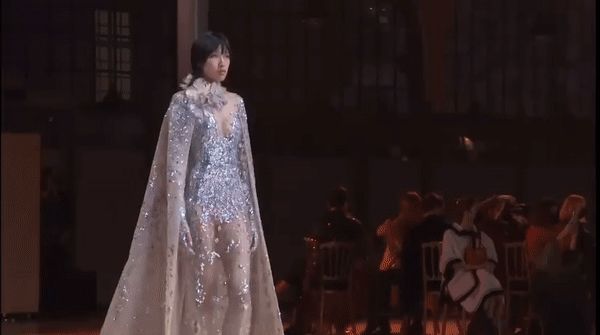 Catwalk tại show Haute Couture của Elie Saab đã đành, Phương Oanh Next Top còn diễn đúng bộ lộ cả tam giác mật! - Hình 3