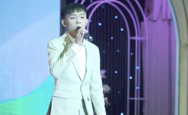 Netizen chê giọng hát live của Hồ Văn Cường trên sân khấu cuối năm: Thua cả hàng xóm hát karaoke? - Hình 2