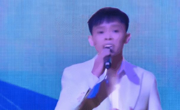 Netizen chê giọng hát live của Hồ Văn Cường trên sân khấu cuối năm: Thua cả hàng xóm hát karaoke? - Hình 1