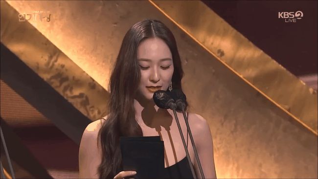 Krystal Jung: U30 chuộng mốt kín bưng, một lần suýt tụt váy khiến khổ chủ phải đứng hình - Hình 8