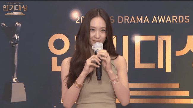 Krystal Jung: U30 chuộng mốt kín bưng, một lần suýt tụt váy khiến khổ chủ phải đứng hình - Hình 6