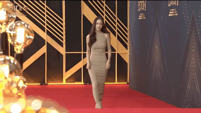 Krystal Jung: U30 chuộng mốt kín bưng, một lần suýt tụt váy khiến khổ chủ phải đứng hình - Hình 4