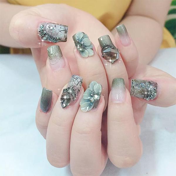 Màu xanh luôn là sự lựa chọn hàng đầu cho những cô gái cá tính và đầy sáng tạo. Để làm mới phong cách cho bộ móng tay của bạn, hãy đến với salon của chúng tôi để được trang trí một bộ nails màu xanh đẹp tuyệt vời nhé!