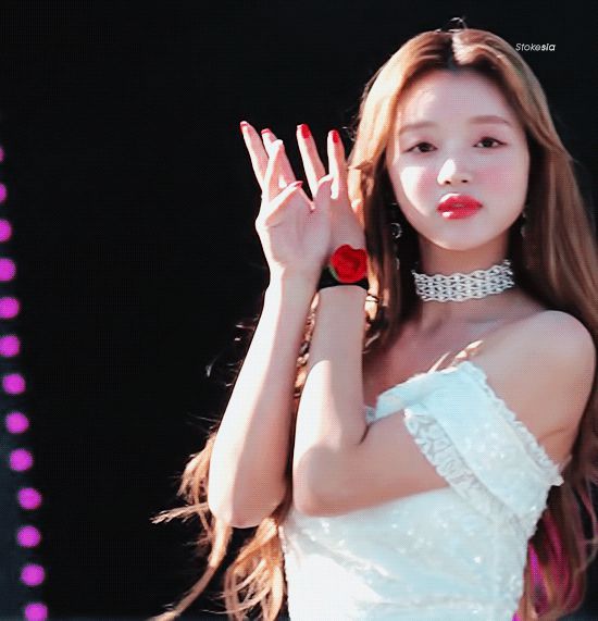 7 nàng center đỉnh nhất Kpop: Jennie - Nayeon át cả nữ thần của nhóm, dàn thánh body chưa nguy hiểm bằng nữ idol từng bị chê xấu - Hình 19