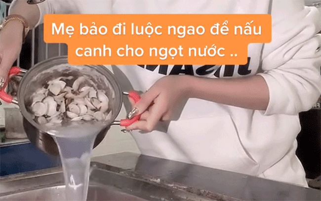 Mẹ bảo luộc ngao để nấu canh cho ngọt nước nhưng cô con gái lại làm ngay một hành động khiến ai xem xong cũng tức phát điên - Hình 1