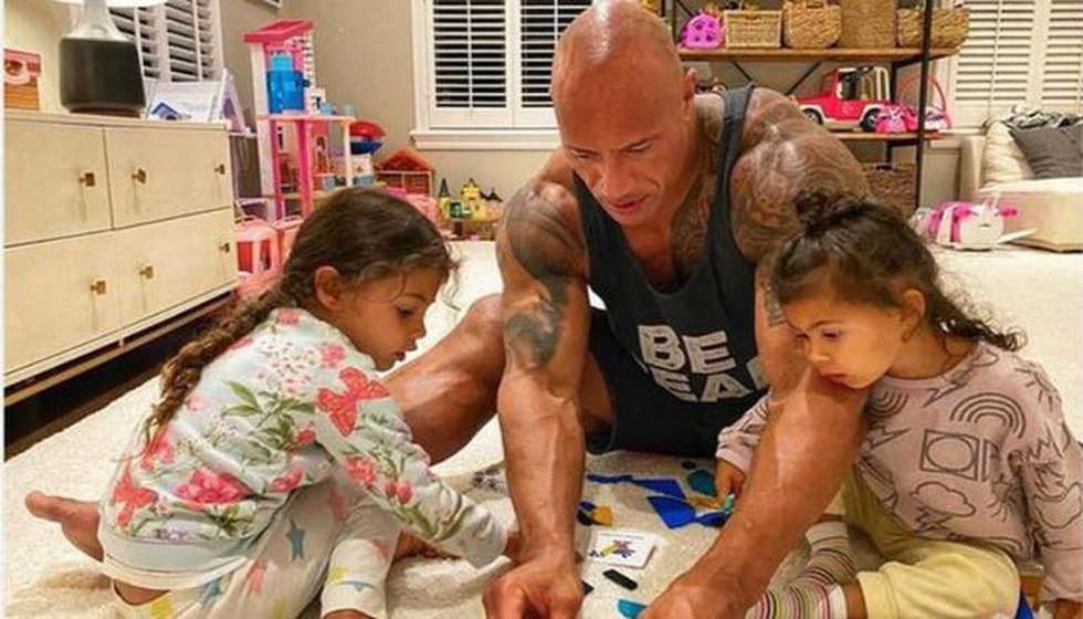 The Rock Dwayne Johnson: Người hùng cơ bắp si tình, chiều vợ, cưng con - Hình 7