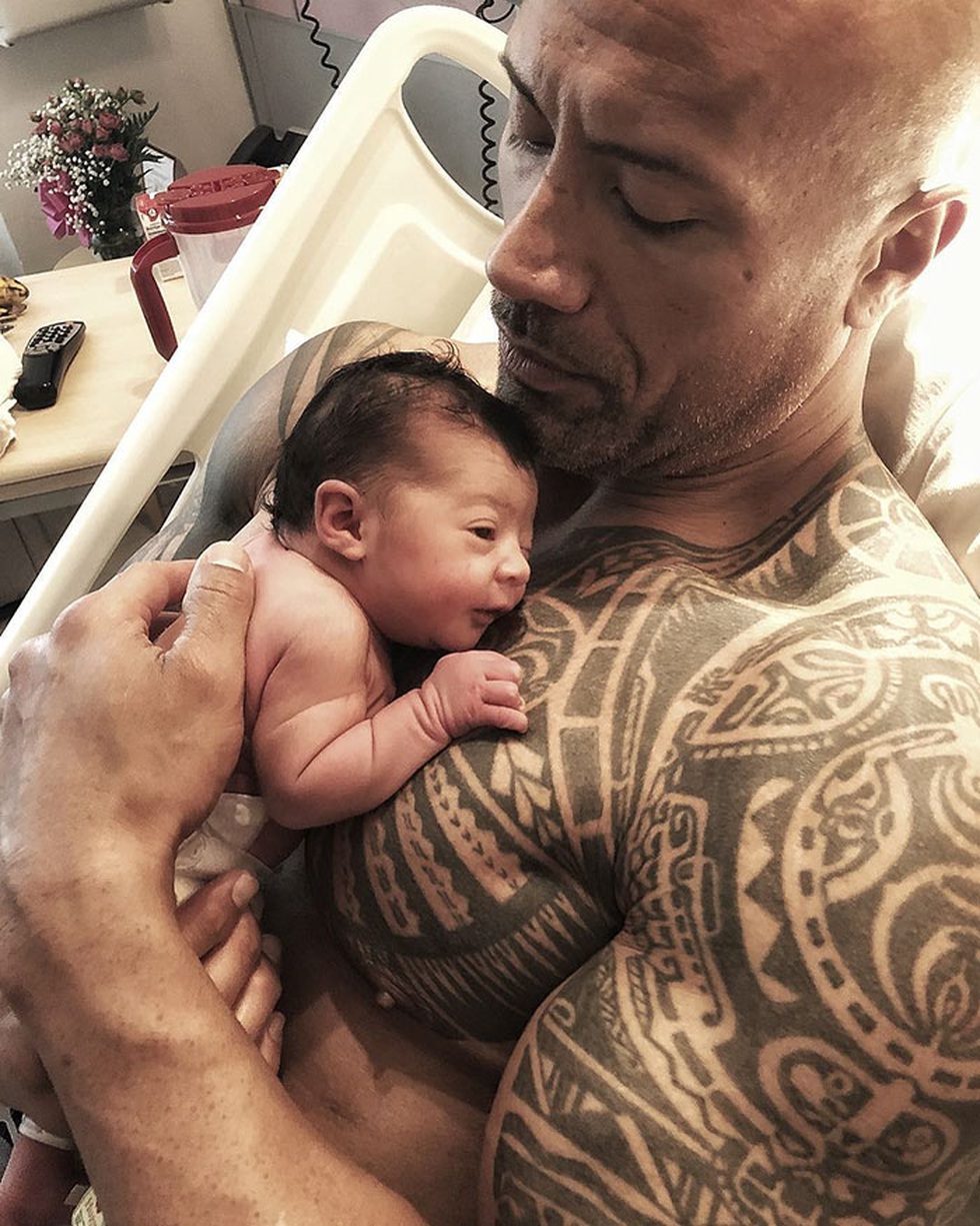 The Rock Dwayne Johnson: Người hùng cơ bắp si tình, chiều vợ, cưng con - Hình 6