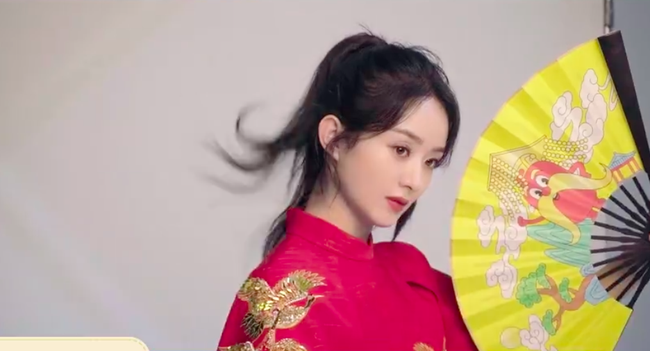 Triệu Lệ Dĩnh lộ nhan sắc thật qua ảnh chưa chỉnh sửa, ăn Tết cùng con trai trên phim trường - Hình 1