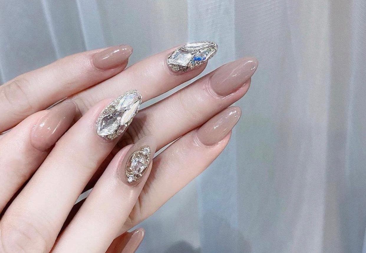 Nếu bạn yêu thích nail và muốn tìm kiếm một kiểu nail độc đáo, hãy xem ảnh liên quan đến màu xám - một màu sắc hiện đại và phù hợp với nhiều phong cách khác nhau. Đừng bỏ lỡ cơ hội để thử nghiệm và tìm kiếm kiểu nail xinh màu xám phù hợp với phong cách của bạn vào năm 2024!