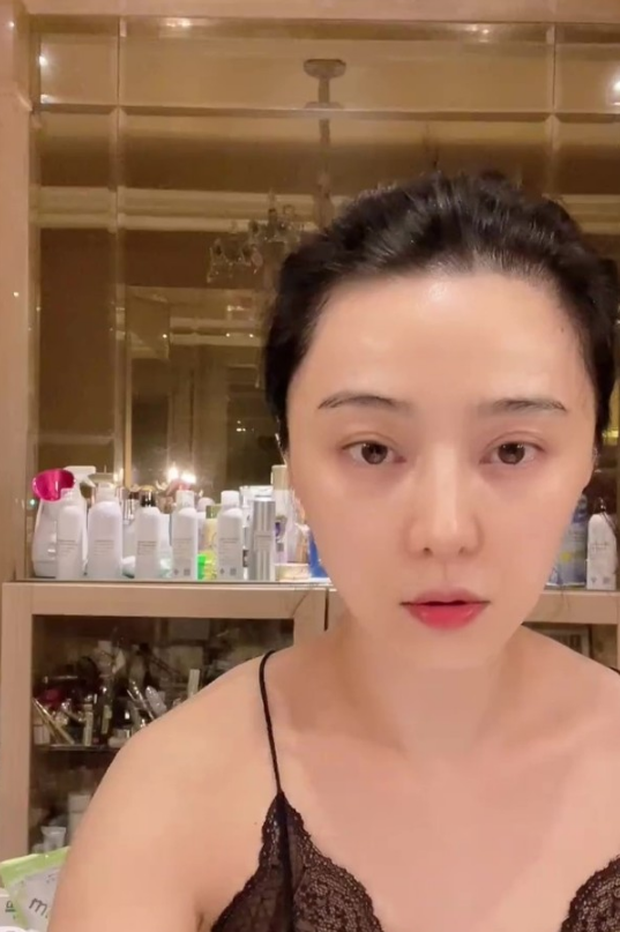 Phạm Băng Băng diện váy ngủ mỏng tang làm beauty blogger, gây sốc với mặt mộc ở tuổi 40 - Hình 1