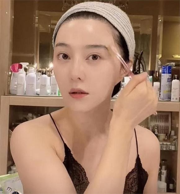 Phạm Băng Băng diện váy ngủ mỏng tang làm beauty blogger, gây sốc với mặt mộc ở tuổi 40 - Hình 2