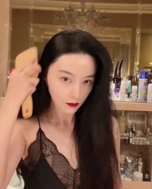 Phạm Băng Băng diện váy ngủ mỏng tang làm beauty blogger, gây sốc với mặt mộc ở tuổi 40 - Hình 3