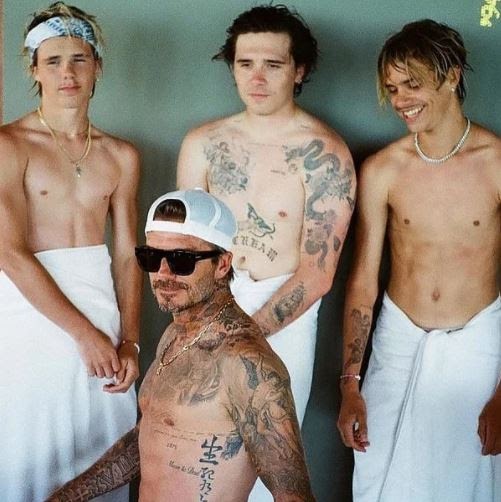 David Beckham sắp được hoàng gia Anh phong tước hiệp sĩ, Romeo xăm 2 hình giống bố để lấy vía - Hình 4