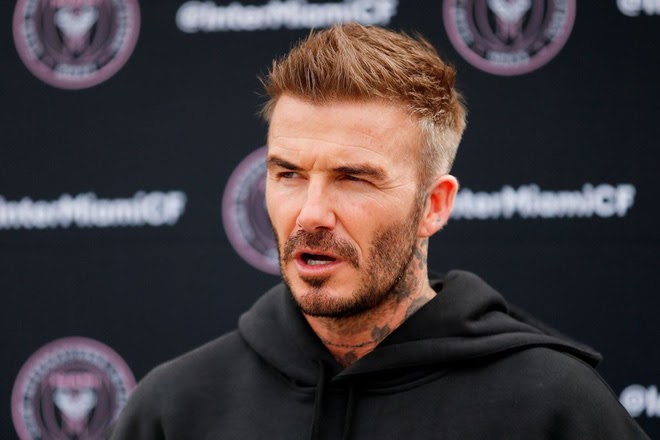 David Beckham sắp được hoàng gia Anh phong tước hiệp sĩ, Romeo xăm 2 hình giống bố để lấy vía - Hình 1