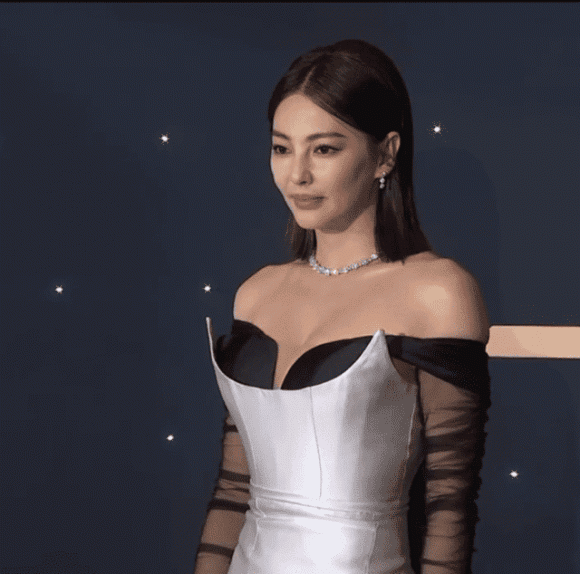 Trương Vũ Kỳ gây sốc khi lộ mặt cứng đơ, mũi biến dạng hậu công khai hẹn hò tình trẻ kém 10 tuổi - Hình 2