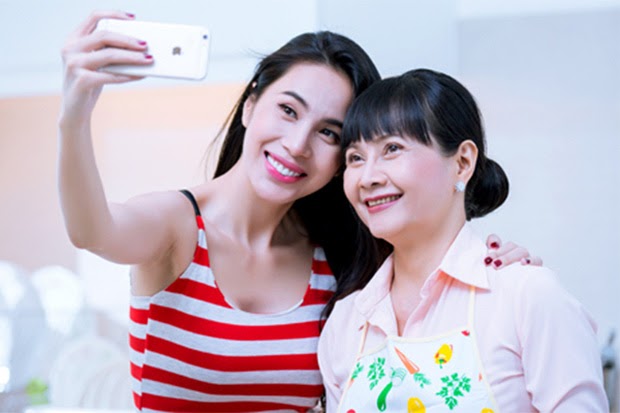 Thủy Tiên tụng kinh, cầu cho bà Nguyễn Phương Hằng không bị quả báo, chuyện thật hay đùa? - Hình 1