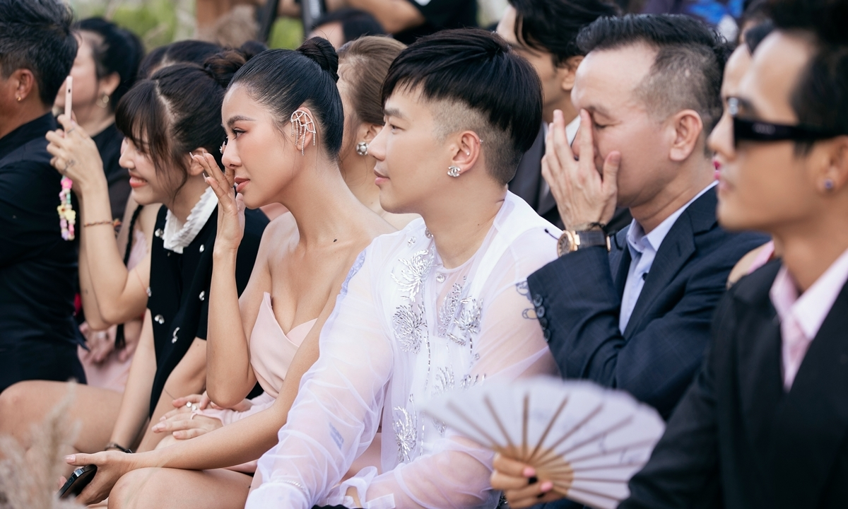 Anh Tú hết khóc lại cười vì bài hát bà xã Diệu Nhi, quẩy cực sung trong ngày trọng đại - Hình 5