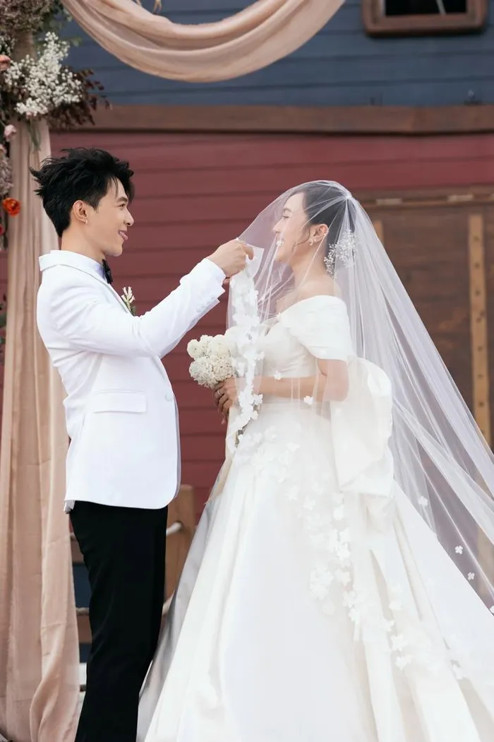 Anh Tú hết khóc lại cười vì bài hát bà xã Diệu Nhi, quẩy cực sung trong ngày trọng đại - Hình 3