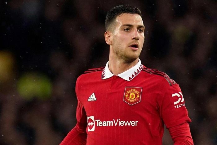 Barcelona cử tuyển trạch viên theo dõi hậu vệ MU - Hình 1
