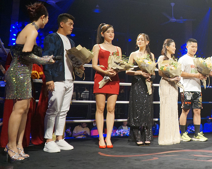 Boxing quốc tế 2 châu lục: Thu Nhi khiến đối thủ xin hàng, á hậu Huyền My sửng sốt - Hình 2