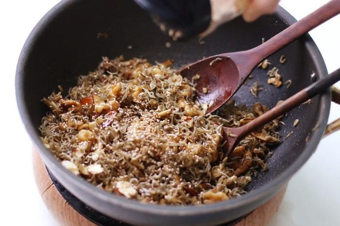 Cá cơm rim mặn ngọt: Ngon bổ rẻ, trời lạnh ăn cùng cơm thì quá chuẩn - Hình 10