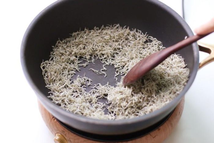 Cá cơm rim mặn ngọt: Ngon bổ rẻ, trời lạnh ăn cùng cơm thì quá chuẩn - Hình 3