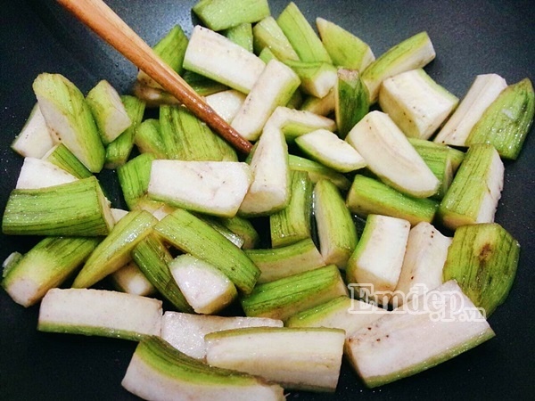Cách làm lươn om chuối xanh dân dã, nóng hổi, ngon lành ngày mưa - Hình 8