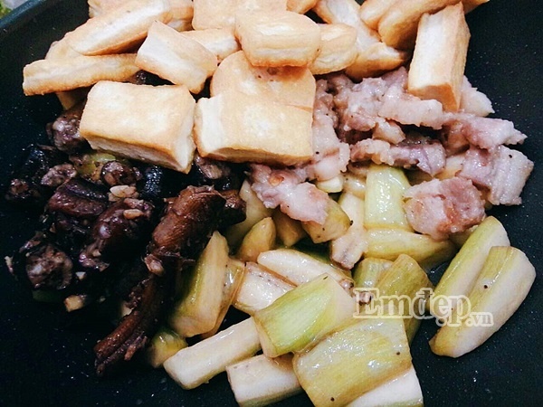 Cách làm lươn om chuối xanh dân dã, nóng hổi, ngon lành ngày mưa - Hình 9