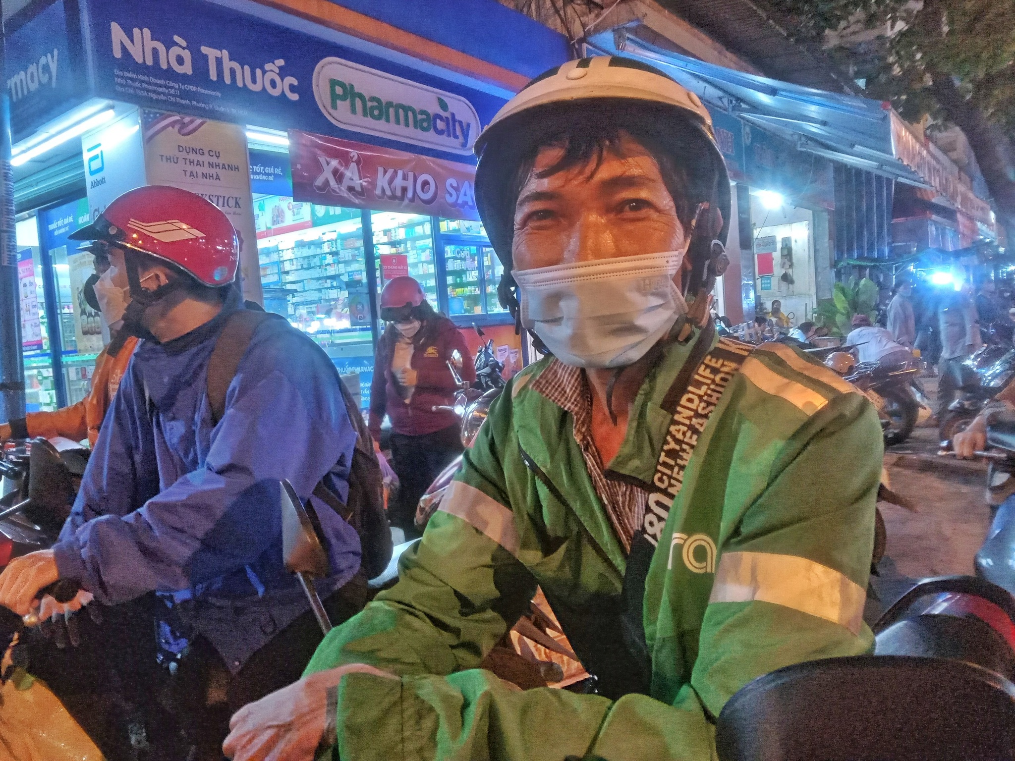 Cây xăng còn bán ở TP.HCM: Trăm người xếp hàng, tầm 30 phút là được đổ đầy bình - Hình 3