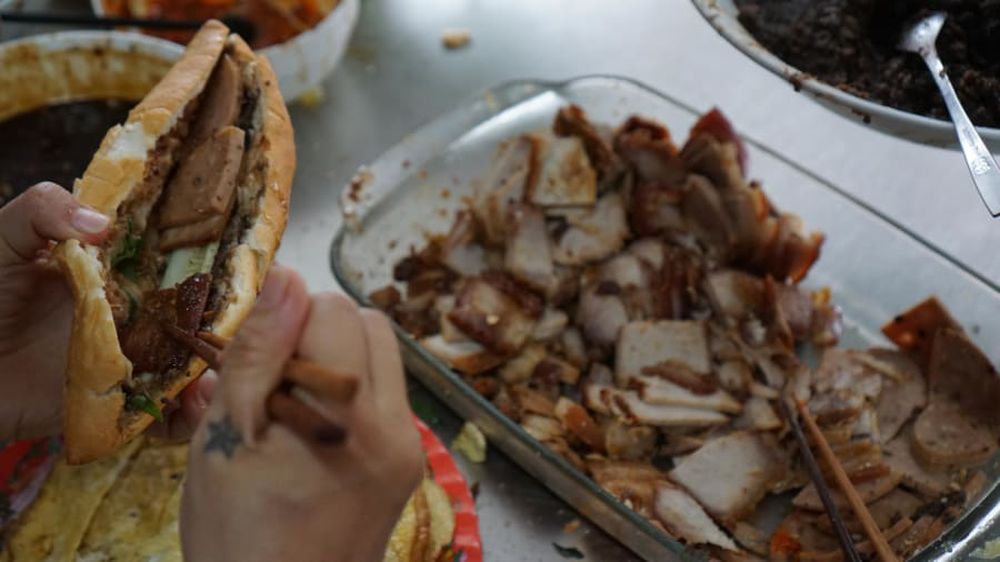 CNN săn lùng chiếc bánh mì ngon nhất Việt Nam: Người Việt đã từng ăn thử chưa? - Hình 3