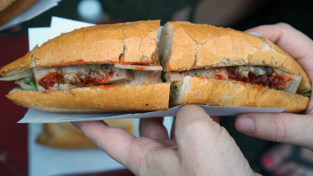 CNN săn lùng chiếc bánh mì ngon nhất Việt Nam: Người Việt đã từng ăn thử chưa? - Hình 11