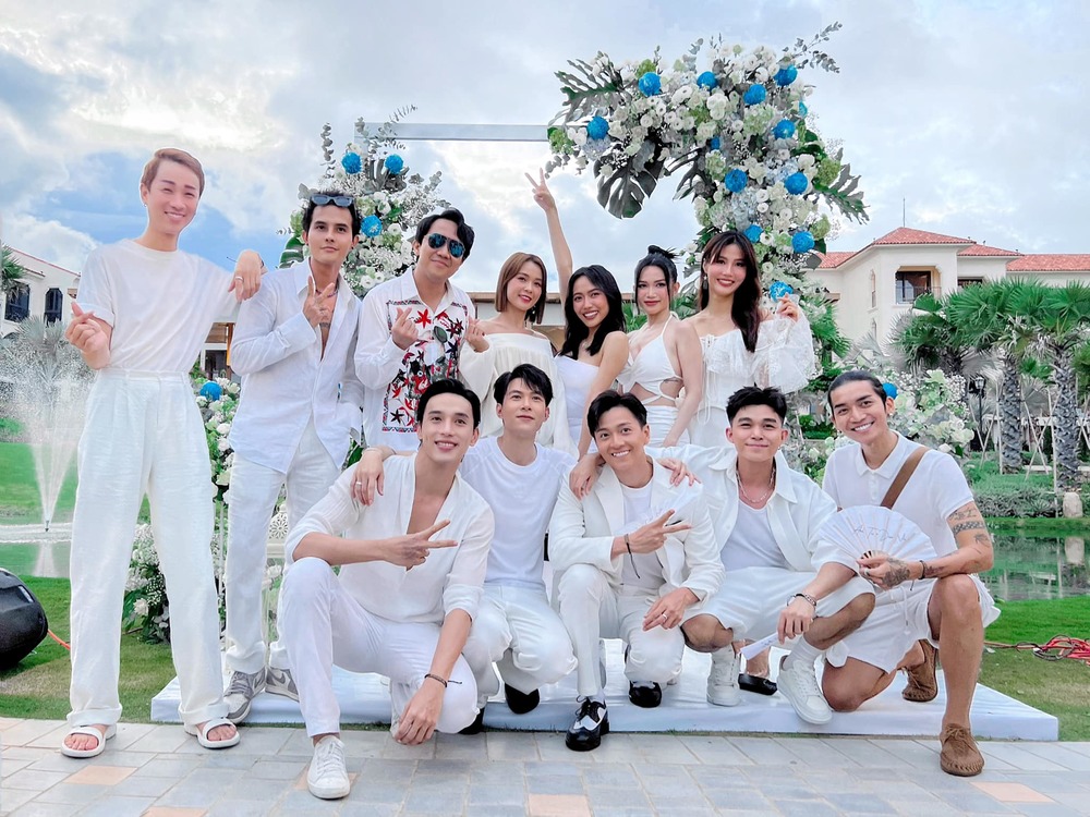 Đám cưới Diệu Nhi - Anh Tú: Cặp đôi nắm tay chẳng rời, dàn sao choáng với món quà từ cô dâu - chú rể - Hình 2
