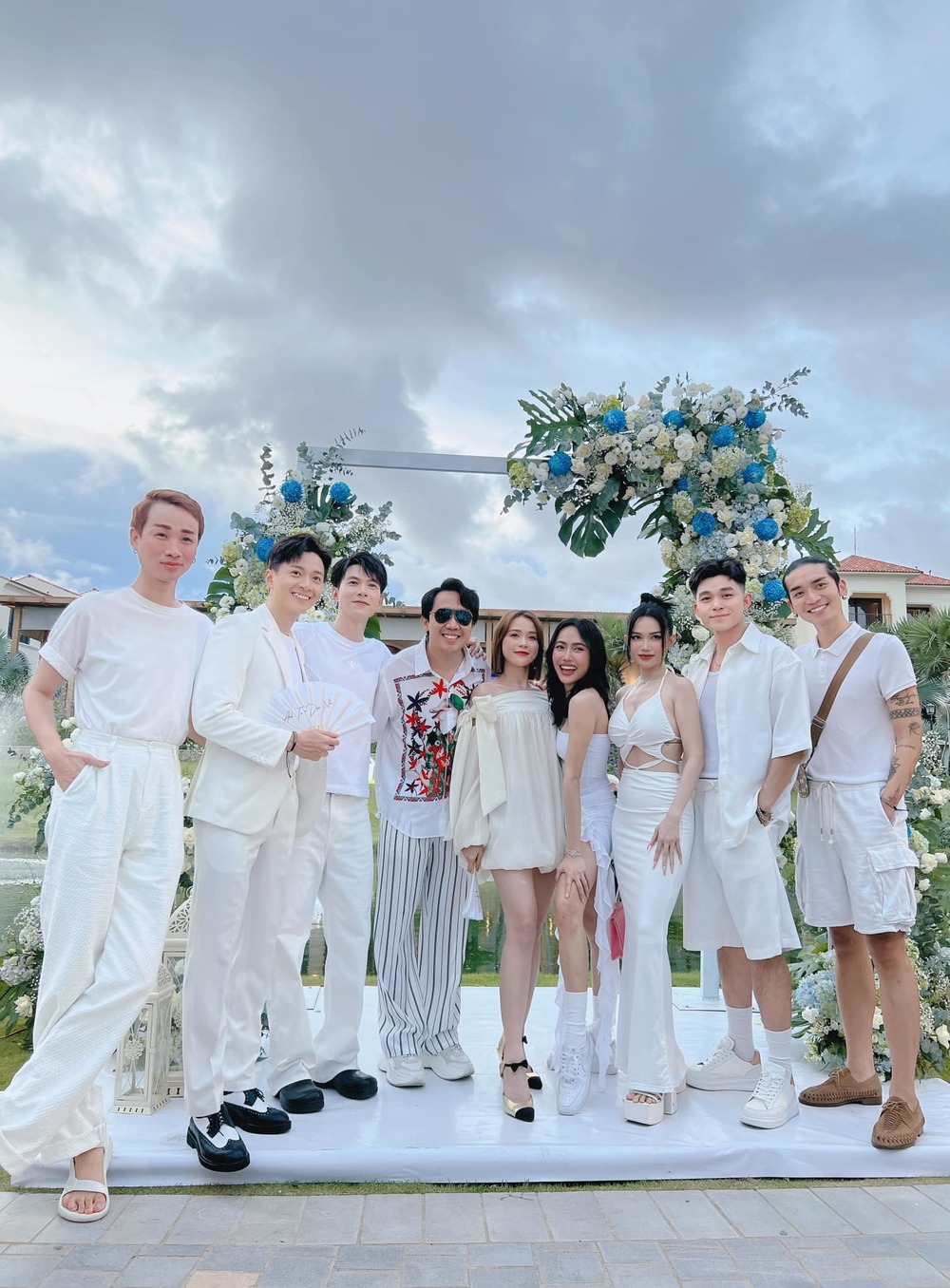 Đám cưới Diệu Nhi - Anh Tú: Cặp đôi nắm tay chẳng rời, dàn sao choáng với món quà từ cô dâu - chú rể - Hình 4