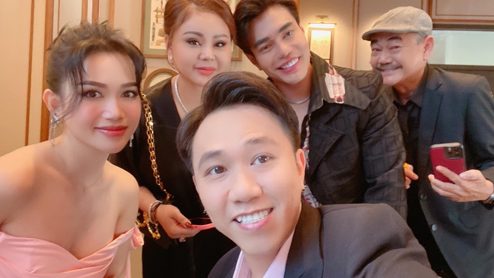 Dàn sao Việt lên đồ nổi bật đổ bộ hôn lễ của Diệu Nhi - Anh Tú - Hình 2