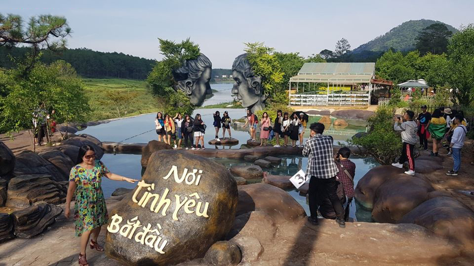 Hồ vô cực - mảnh đất tình yêu níu chân người lữ khách - Hình 8