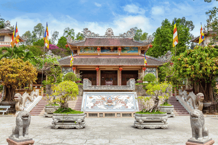 Khám phá nét cổ kính của chùa Long Sơn Nha Trang - Hình 2