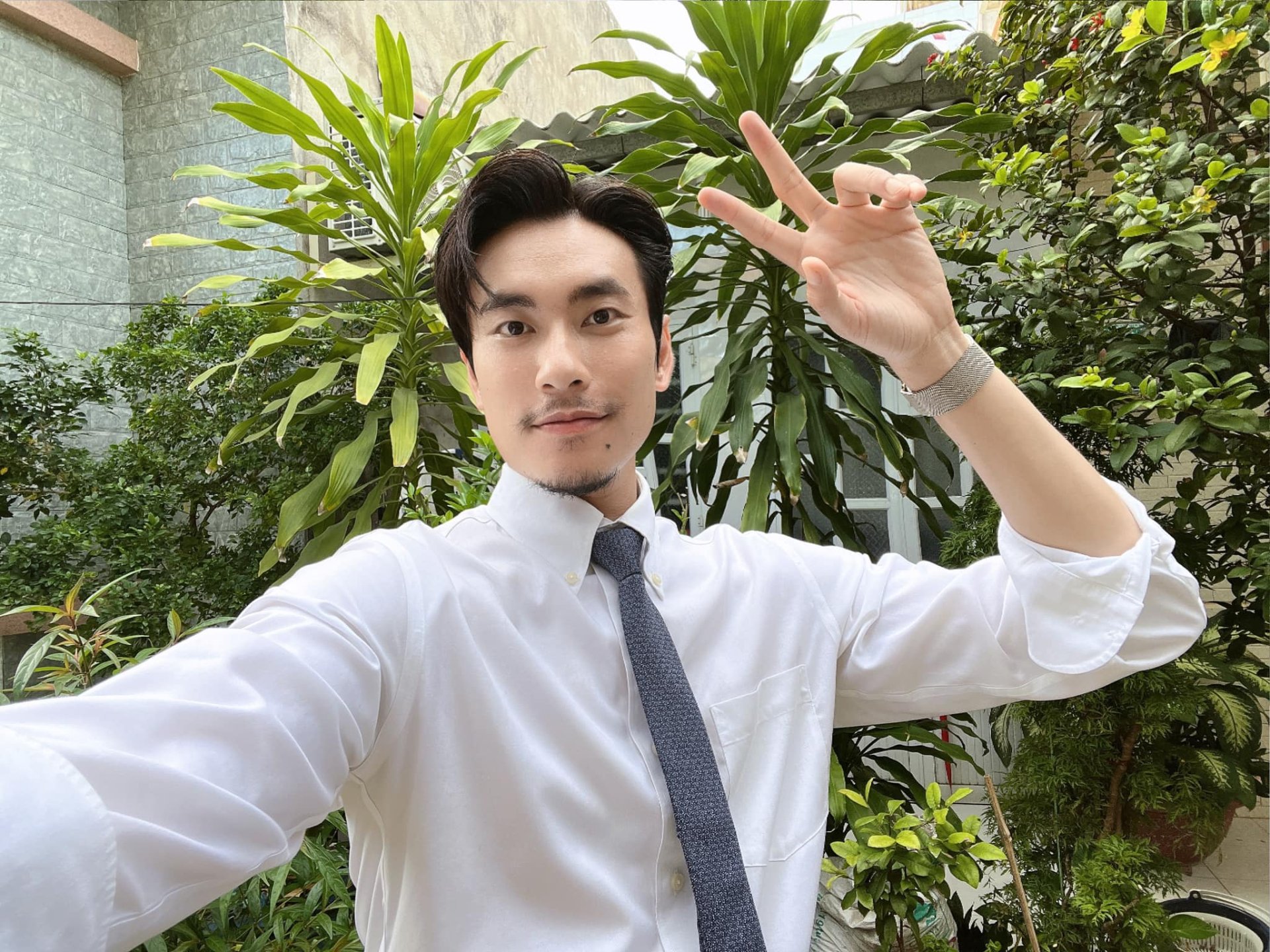 Kiều Minh Tuấn làm MC trong đám cưới Tú - Nhi, tạo hình khiến fan xỉu ngang vì quá...ông chú - Hình 5