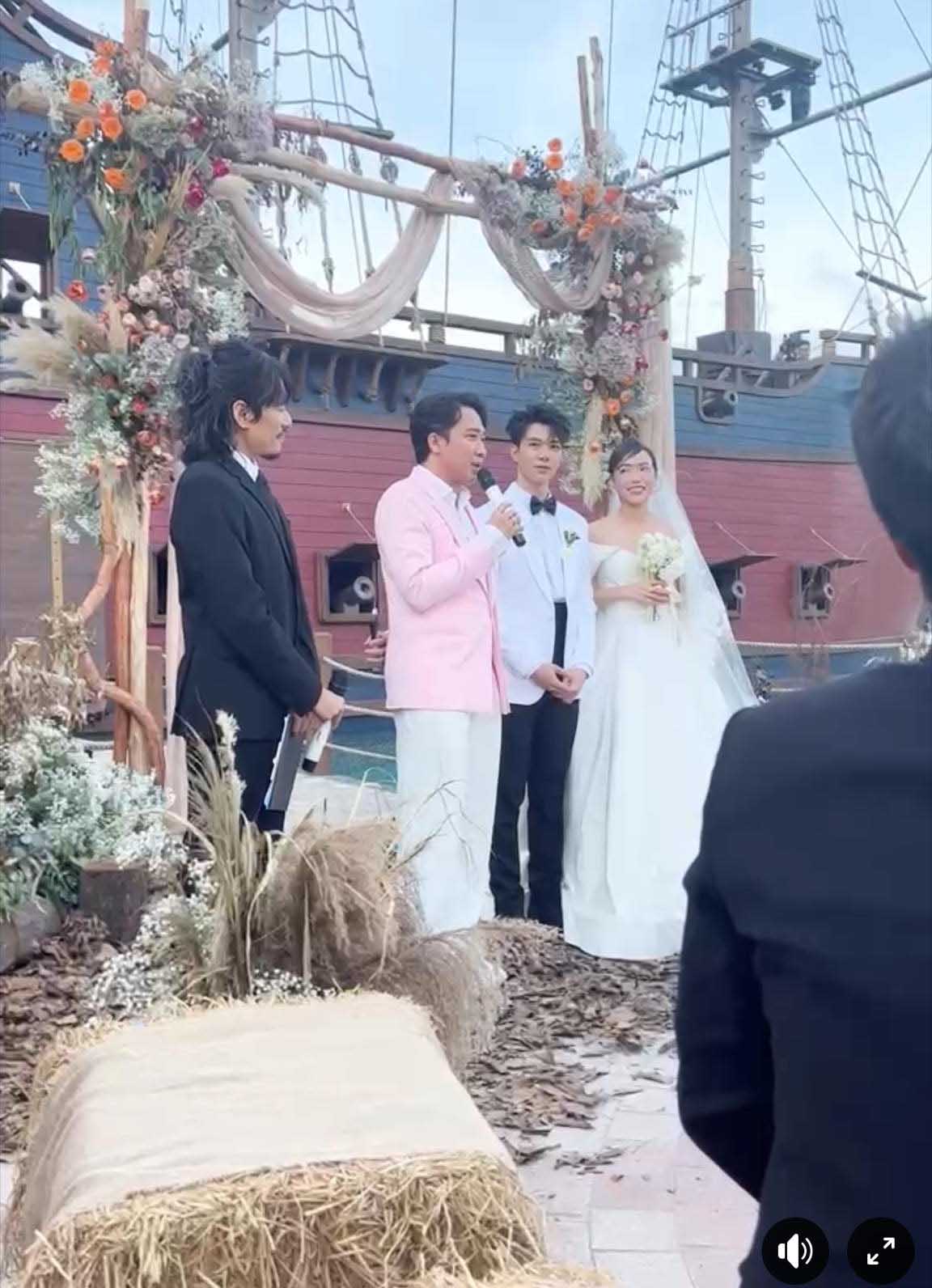 Kiều Minh Tuấn làm MC trong đám cưới Tú - Nhi, tạo hình khiến fan xỉu ngang vì quá...ông chú - Hình 2