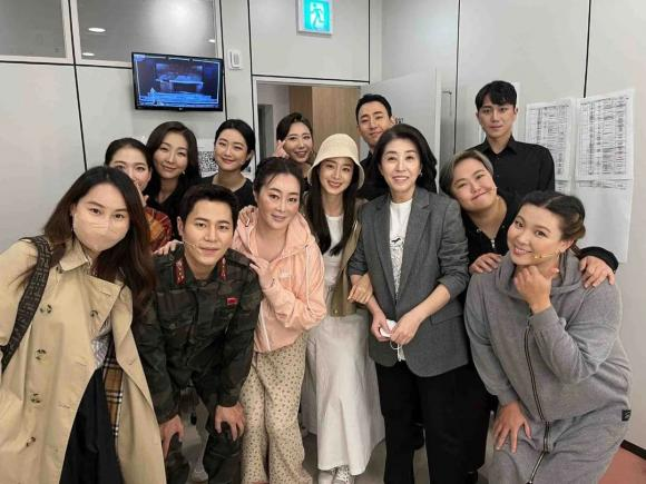 Kim Tae Hee lộ diện sau ồn ào Bi Rain ngoại tình, nhan sắc gây tranh cãi, Song Hye Kyo bị réo tên - Hình 2